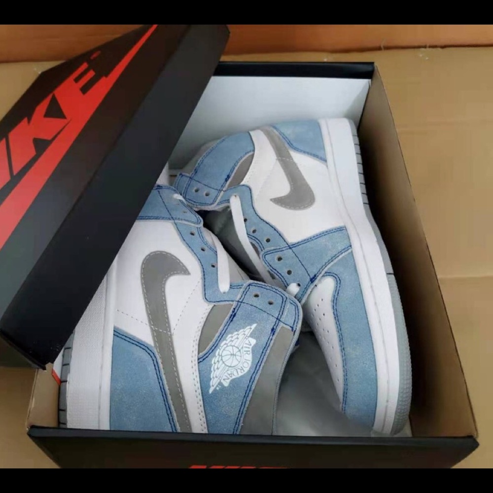 Air Jordan 1 Hyper Royal